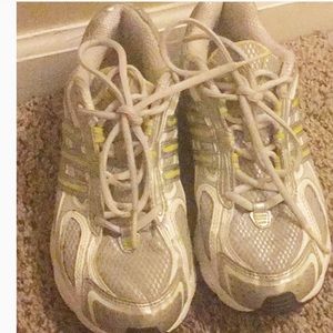 ✨✨Adidas tennis shoes ✨✨✨